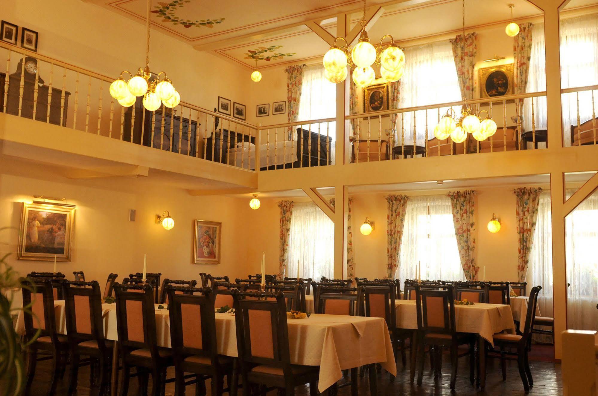 Gasthaus Weingut Stahl โอเบอร์เวเซิล ภายนอก รูปภาพ